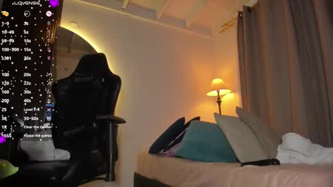 Snapshot of laura_hills18 chatting on 10/30/25, 12:28 Lura online show from 10/30/25, 12:28