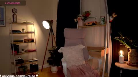 Snapshot of laura_lee chatting on 10/11/25, 10:52 Laura Lee. online show from 10/11/25, 10:52