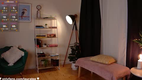 Snapshot of laura_lee chatting on 10/19/25, 01:17 Laura Lee. online show from 10/19/25, 01:17