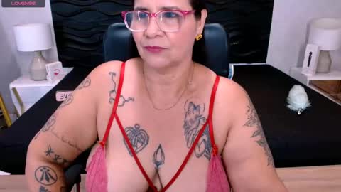 Snapshot of laura_riley chatting on 09/23/25, 03:48 Laura online show from 09/23/25, 03:48