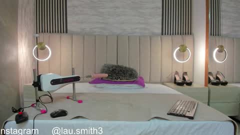 Snapshot of laura_smith33 chatting on 11/21/25, 03:11 laura online show from 11/21/25, 03:11