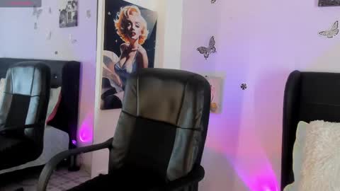 Snapshot of laurablue_ chatting on 09/22/25, 08:55 Laura Blue online show from 09/22/25, 08:55