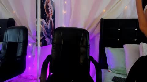 Snapshot of laurablue_ chatting on 10/20/25, 09:48 Laura Blue online show from 10/20/25, 09:48