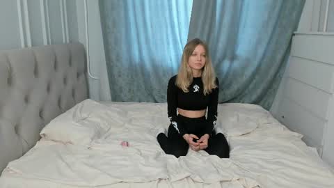 Snapshot of laurabrowwnn chatting on 06/12/26, 09:52 Leila online show from 06/12/26, 09:52