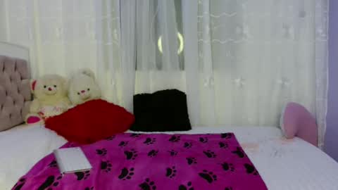 lauracb          online show from 12/05/24, 06:21