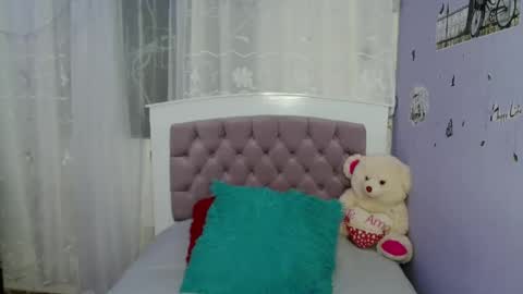 lauracb          online show from 01/05/25, 06:46