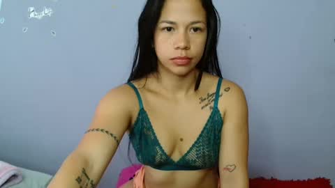 lauracb          online show from 03/06/25, 04:07