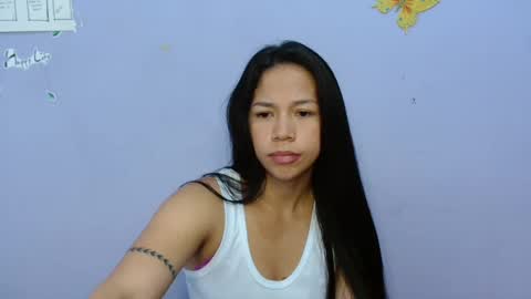 lauracb          online show from 03/07/25, 04:33