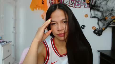 Snapshot of lauracb_ chatting on 10/19/25, 07:14 lauracb          online show from 10/19/25, 07:14