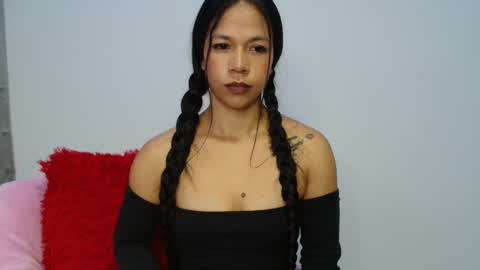 Snapshot of lauracb_ chatting on 10/21/25, 05:52 lauracb          online show from 10/21/25, 05:52