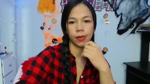 Snapshot of lauracb_ chatting on 10/22/25, 05:41 lauracb          online show from 10/22/25, 05:41