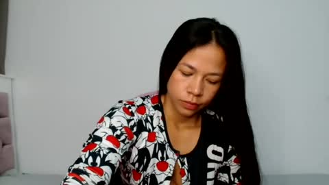 lauracb          online show from 07/23/26, 03:43