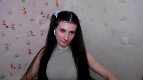 Snapshot of lauradre_ chatting on 03/11/26, 11:27 Laura online show from 03/11/26, 11:27