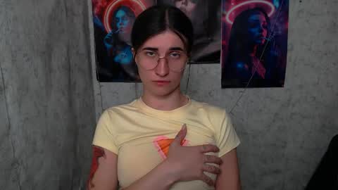 Snapshot of lauradre_ chatting on 06/04/26, 12:00 Laura online show from 06/04/26, 12:00