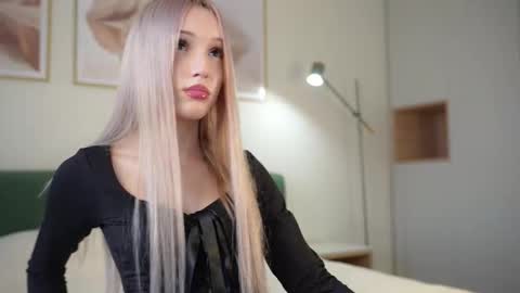 Snapshot of lauramusk chatting on 09/19/25, 08:27 Laura online show from 09/19/25, 08:27