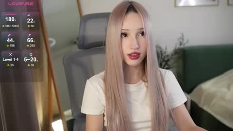 Snapshot of lauramusk chatting on 10/15/25, 02:39 Laura online show from 10/15/25, 02:39