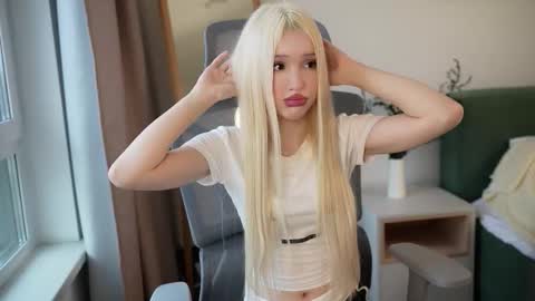 Snapshot of lauramusk chatting on 11/01/25, 07:10 Laura online show from 11/01/25, 07:10