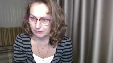 Snapshot of lauraoven1 chatting on 12/20/24, 03:10 Lauraoven1 online show from 12/20/24, 03:10