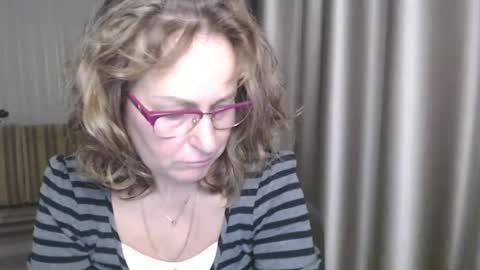 Snapshot of lauraoven1 chatting on 12/22/24, 03:33 Lauraoven1 online show from 12/22/24, 03:33