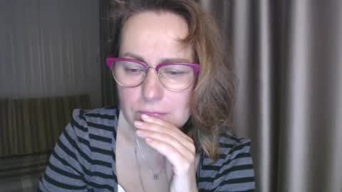 Snapshot of lauraoven1 chatting on 12/23/24, 08:11 Lauraoven1 online show from 12/23/24, 08:11