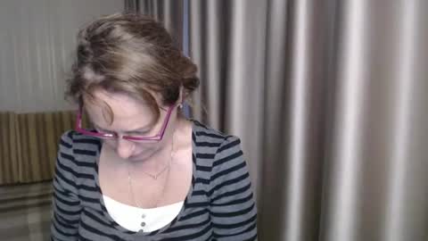 Snapshot of lauraoven1 chatting on 12/23/24, 11:25 Lauraoven1 online show from 12/23/24, 11:25