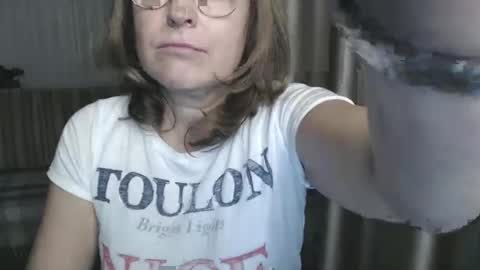 Snapshot of lauraoven1 chatting on 12/27/24, 11:28 Lauraoven1 online show from 12/27/24, 11:28