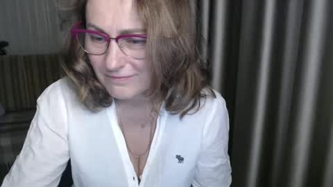 Snapshot of lauraoven1 chatting on 12/28/24, 06:29 Lauraoven1 online show from 12/28/24, 06:29