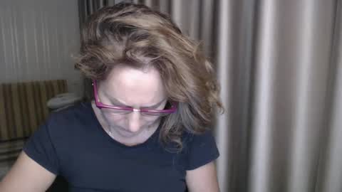 Snapshot of lauraoven1 chatting on 12/30/24, 07:11 Lauraoven1 online show from 12/30/24, 07:11