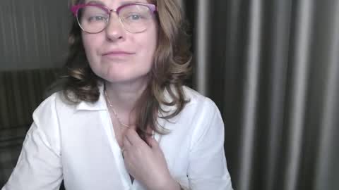 Snapshot of lauraoven1 chatting on 01/05/25, 07:39 Lauraoven1 online show from 01/05/25, 07:39