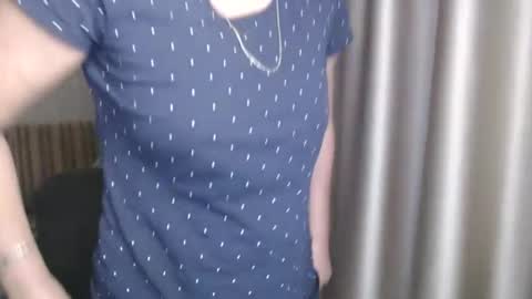 Snapshot of lauraoven1 chatting on 01/17/25, 07:19 Lauraoven1 online show from 01/17/25, 07:19