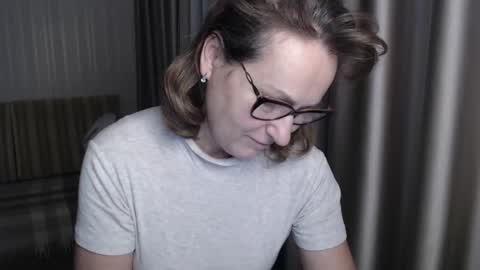 Snapshot of lauraoven1 chatting on 01/18/25, 06:32 Lauraoven1 online show from 01/18/25, 06:32