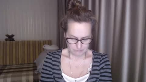 Snapshot of lauraoven1 chatting on 02/17/25, 06:04 Lauraoven1 online show from 02/17/25, 06:04