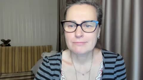 Snapshot of lauraoven1 chatting on 02/18/25, 04:37 Lauraoven1 online show from 02/18/25, 04:37