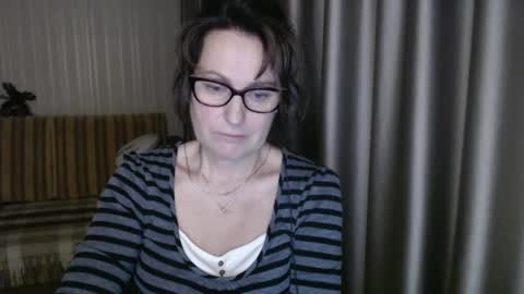 Snapshot of lauraoven1 chatting on 02/20/25, 04:46 Lauraoven1 online show from 02/20/25, 04:46