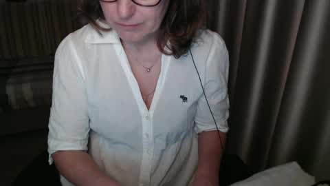 Snapshot of lauraoven1 chatting on 03/06/25, 10:52 Lauraoven1 online show from 03/06/25, 10:52