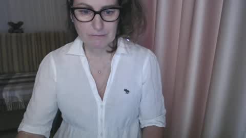 Snapshot of lauraoven1 chatting on 03/07/25, 12:23 Lauraoven1 online show from 03/07/25, 12:23