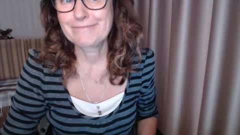 Snapshot of lauraoven1 chatting on 10/24/25, 08:11 Lauraoven1 online show from 10/24/25, 08:11