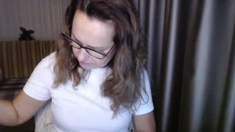 Snapshot of lauraoven1 chatting on 10/28/25, 02:20 Lauraoven1 online show from 10/28/25, 02:20