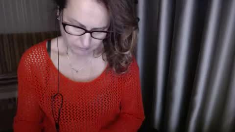 Snapshot of lauraoven1 chatting on 11/10/25, 05:12 Lauraoven1 online show from 11/10/25, 05:12