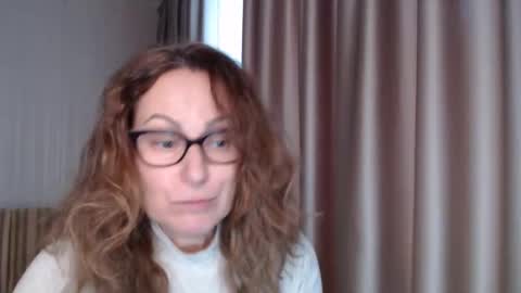 Snapshot of lauraoven1 chatting on 11/12/25, 10:04 Lauraoven1 online show from 11/12/25, 10:04