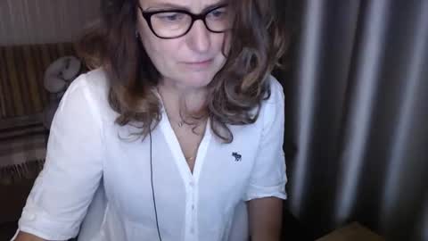 Snapshot of lauraoven1 chatting on 11/18/25, 04:00 Lauraoven1 online show from 11/18/25, 04:00