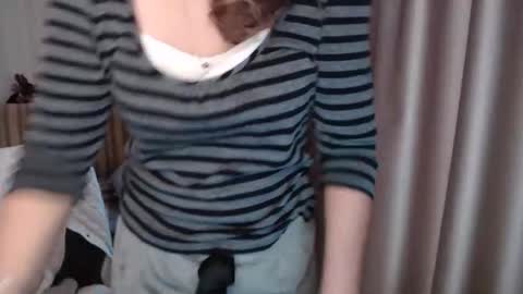 Snapshot of lauraoven1 chatting on 11/25/25, 07:41 Lauraoven1 online show from 11/25/25, 07:41