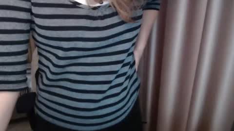 Snapshot of lauraoven1 chatting on 11/26/25, 10:16 Lauraoven1 online show from 11/26/25, 10:16