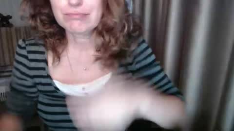 Snapshot of lauraoven1 chatting on 11/27/25, 08:27 Lauraoven1 online show from 11/27/25, 08:27