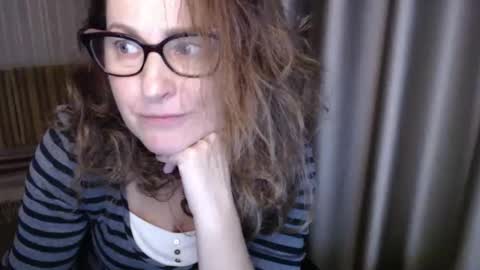 Snapshot of lauraoven1 chatting on 11/29/25, 03:37 Lauraoven1 online show from 11/29/25, 03:37