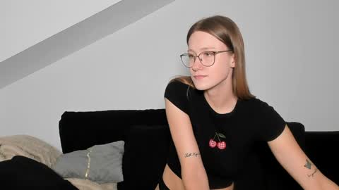 Snapshot of laurasommer chatting on 05/19/26, 02:12 Laura Lara Sommer online show from 05/19/26, 02:12