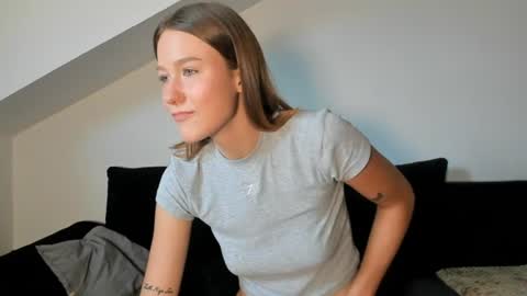 Snapshot of laurasommer chatting on 08/03/26, 04:33 Laura Lara Sommer online show from 08/03/26, 04:33