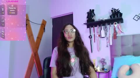 Snapshot of laureen_brown chatting on 11/23/25, 04:40 Laura online show from 11/23/25, 04:40