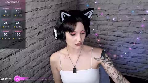 Snapshot of lauren_raquel chatting on 01/07/25, 01:46 Eva online show from 01/07/25, 01:46