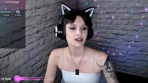 Snapshot of lauren_raquel chatting on 01/21/25, 06:12 Eva online show from 01/21/25, 06:12